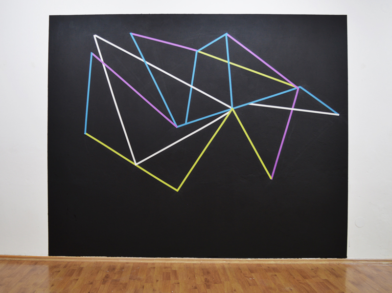 Jakob Flohe:<b>Klebeband (Studie 2) </b>2022, Papierklebeband auf Tafelfarbe, 210 × 260 cm